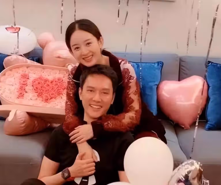 趙麗穎拍戲也不忘兒子!派豪車去馮紹峰處接兒子,3歲想想「戴眼鏡」活潑惹人愛