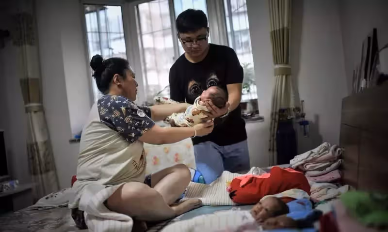 神奇!大女兒才出生一禮拜「老二老三老四」相繼出世,父親白髮瘋狂生長「壓力山大」雙方父母齊上陣:四重奏也是享受