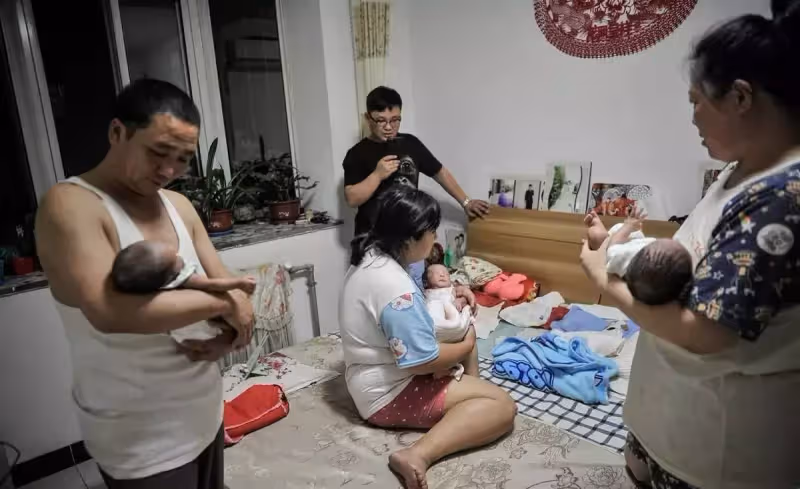 神奇!大女兒才出生一禮拜「老二老三老四」相繼出世,父親白髮瘋狂生長「壓力山大」雙方父母齊上陣:四重奏也是享受