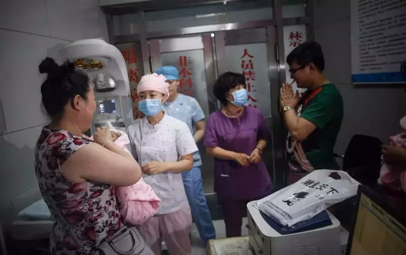 神奇!大女兒才出生一禮拜「老二老三老四」相繼出世,父親白髮瘋狂生長「壓力山大」雙方父母齊上陣:四重奏也是享受