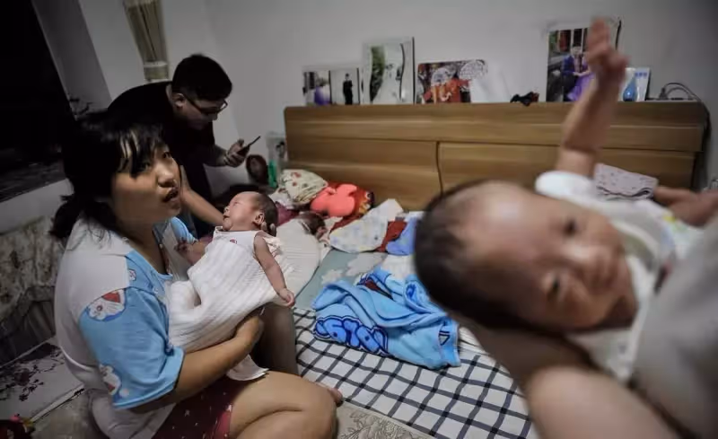 神奇!大女兒才出生一禮拜「老二老三老四」相繼出世,父親白髮瘋狂生長「壓力山大」雙方父母齊上陣:四重奏也是享受
