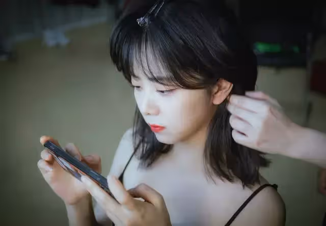 譚松韻曬車內自拍照,32歲長著22歲的臉,少女感爆棚百看不膩!