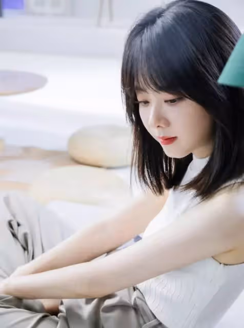 譚松韻曬車內自拍照,32歲長著22歲的臉,少女感爆棚百看不膩!