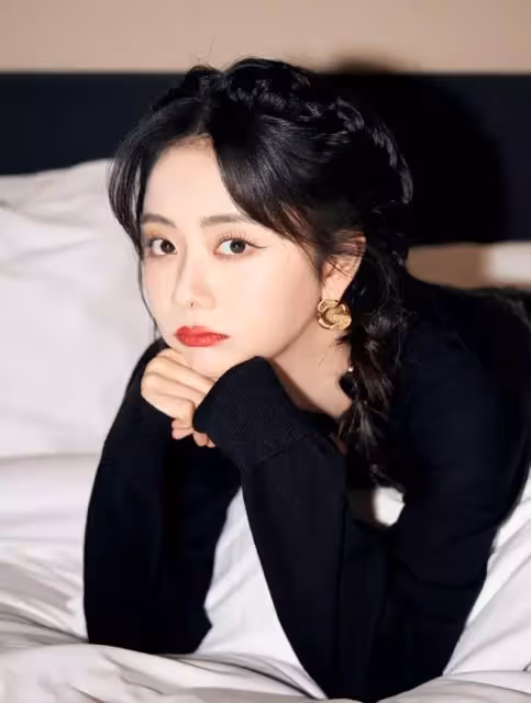 譚松韻曬車內自拍照,32歲長著22歲的臉,少女感爆棚百看不膩!