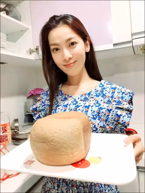 爸爸離開21年!落魄童星「為亡父在歌壇苦撐」變仙女姐姐 40歲未婚「天天起早揉麵團」願老母吃得健康 !