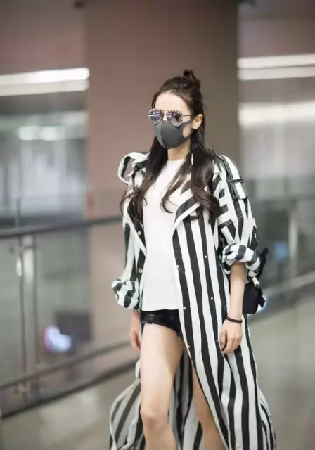 迪麗熱巴穿條紋都這麼美,長風衣配T恤熱褲,身材好得沒話說!