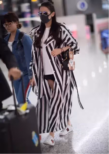 迪麗熱巴穿條紋都這麼美,長風衣配T恤熱褲,身材好得沒話說!