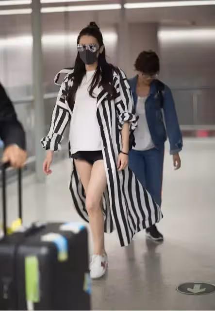 迪麗熱巴穿條紋都這麼美,長風衣配T恤熱褲,身材好得沒話說!