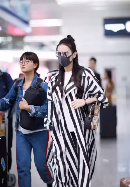 迪麗熱巴穿條紋都這麼美,長風衣配T恤熱褲,身材好得沒話說!