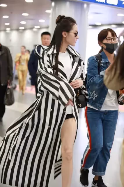 迪麗熱巴穿條紋都這麼美,長風衣配T恤熱褲,身材好得沒話說!