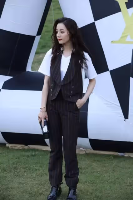 迪麗熱巴穿條紋都這麼美,長風衣配T恤熱褲,身材好得沒話說!