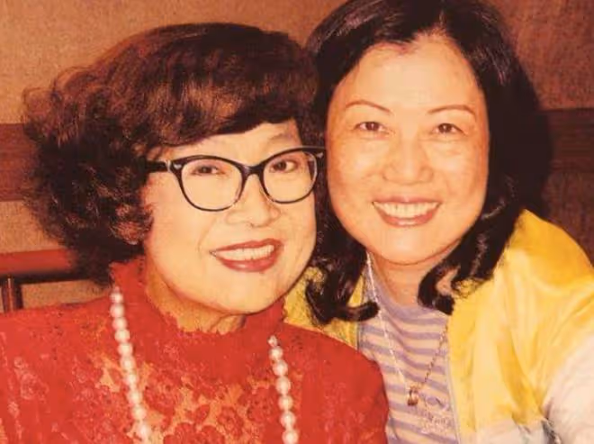 沈殿霞77歲冥誕,女兒鄭欣宜曬照悼念,張國榮經紀人連續14年拜祭