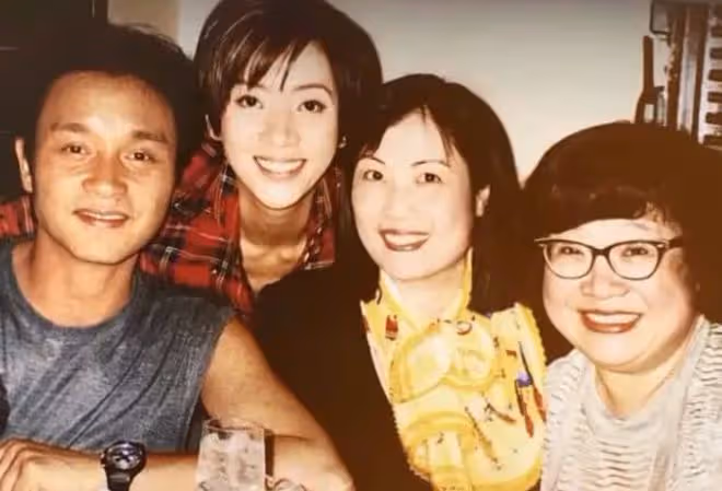 沈殿霞77歲冥誕,女兒鄭欣宜曬照悼念,張國榮經紀人連續14年拜祭