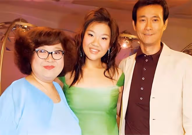 沈殿霞77歲冥誕,女兒鄭欣宜曬照悼念,張國榮經紀人連續14年拜祭