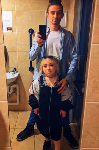 突傳死訊!28歲侏儒女星賈斯敏自殺,未婚夫躺醫院接噩耗情緒失控
