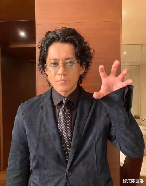 小栗旬KTV全裸不雅照曝光,美手伺候私處,自曝迷戀女兒的屁股