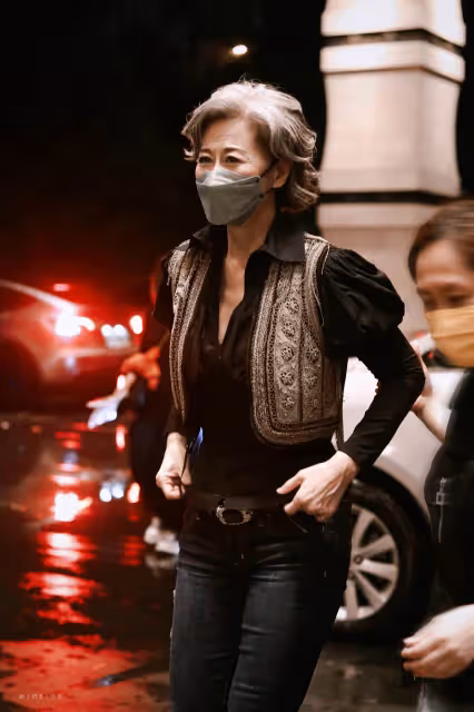 真的被葉倩文迷住了,60歲一身藍色西裝亮相,干練霸氣勝過女總裁