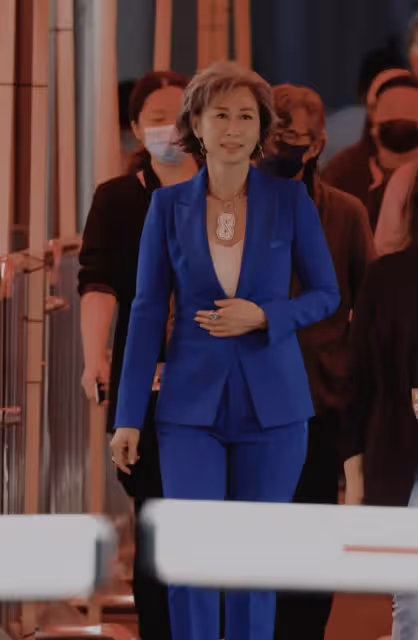 真的被葉倩文迷住了,60歲一身藍色西裝亮相,干練霸氣勝過女總裁
