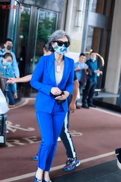 真的被葉倩文迷住了,60歲一身藍色西裝亮相,干練霸氣勝過女總裁