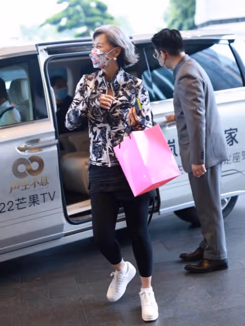 真的被葉倩文迷住了,60歲一身藍色西裝亮相,干練霸氣勝過女總裁