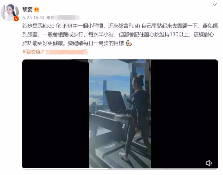 50歲黎姿平價餐館吃面條,大口咀嚼十分接地氣,皮膚白皙眼袋明顯