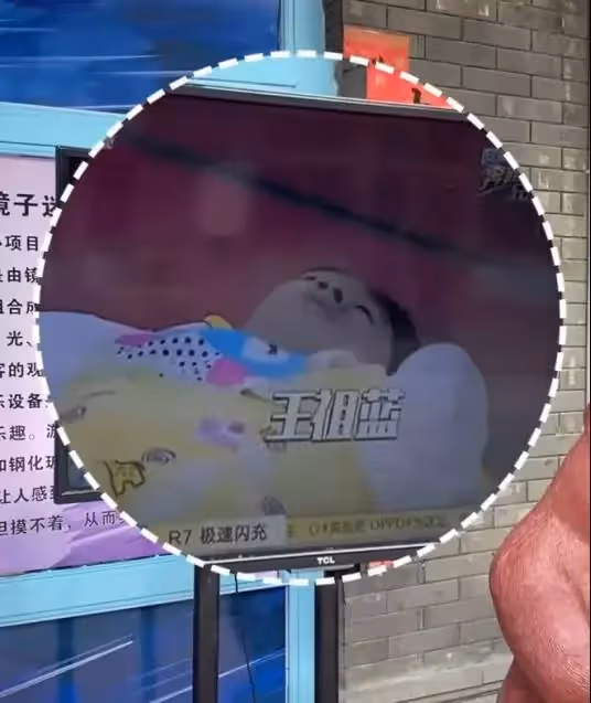 王祖藍女兒當街大哭!五官和爸爸似復制粘貼,「原因曝光」引路人大贊:不愧是貼心小棉襖