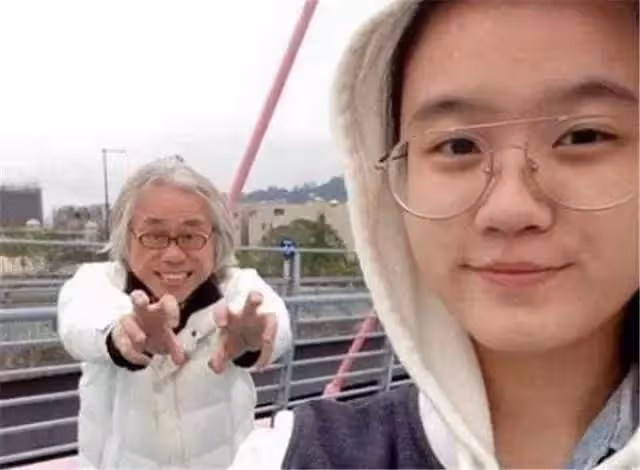 爺孫戀回顧:62歲的李坤城與22歲的林靖恩相戀,引起社會各界熱議,至今8年過去了