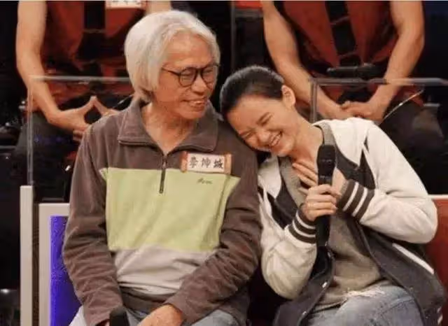 爺孫戀回顧:62歲的李坤城與22歲的林靖恩相戀,引起社會各界熱議,至今8年過去了