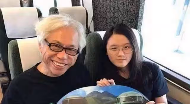 爺孫戀回顧:62歲的李坤城與22歲的林靖恩相戀,引起社會各界熱議,至今8年過去了