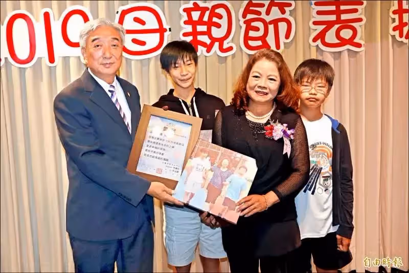 我來當你阿嬤,60歲單親媽幫房客養2幼兒,13年再苦也甘願乖孫獻擁抱,一輩子孝順您,她落淚:值得了