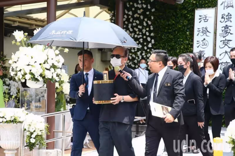 兄妹相差12歲,大哥曝「爸爸40歲才生下羅霈穎」全家寵愛「替妹妹整理遺物」頓悟:她有不為人知另一面