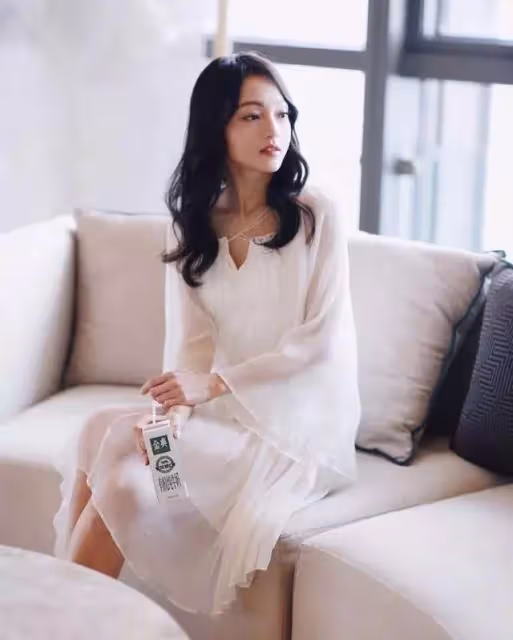 張韶涵才穿完「藕片裝」,又穿上了半透明短褲,安全褲都比它長!網友:這時尚真難懂