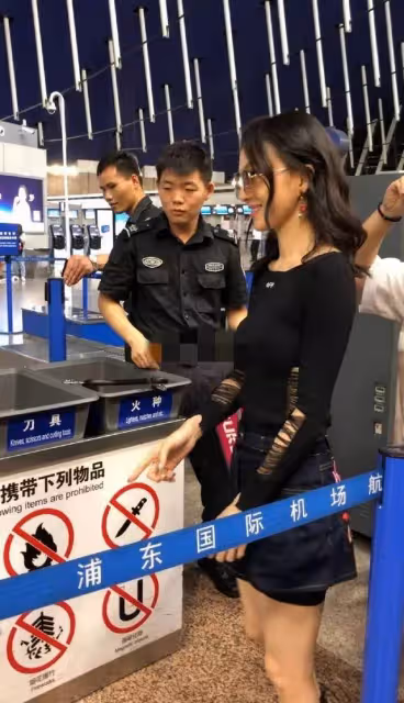 張韶涵才穿完「藕片裝」,又穿上了半透明短褲,安全褲都比它長!網友:這時尚真難懂