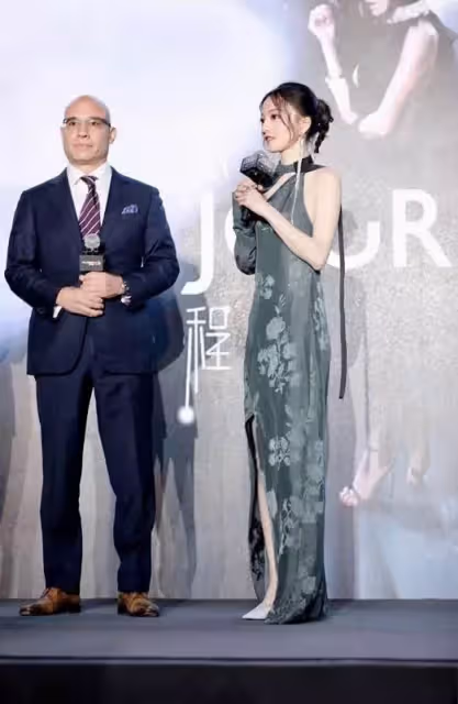 張韶涵才穿完「藕片裝」,又穿上了半透明短褲,安全褲都比它長!網友:這時尚真難懂