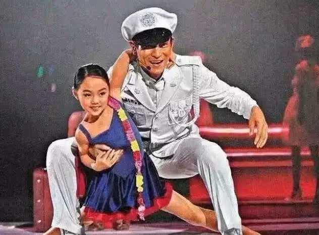 「差距太明顯」爸爸同樣是李連杰,「現任利智女兒」與前妻黃秋燕女兒,現狀:有無「父愛差距」一看就知道