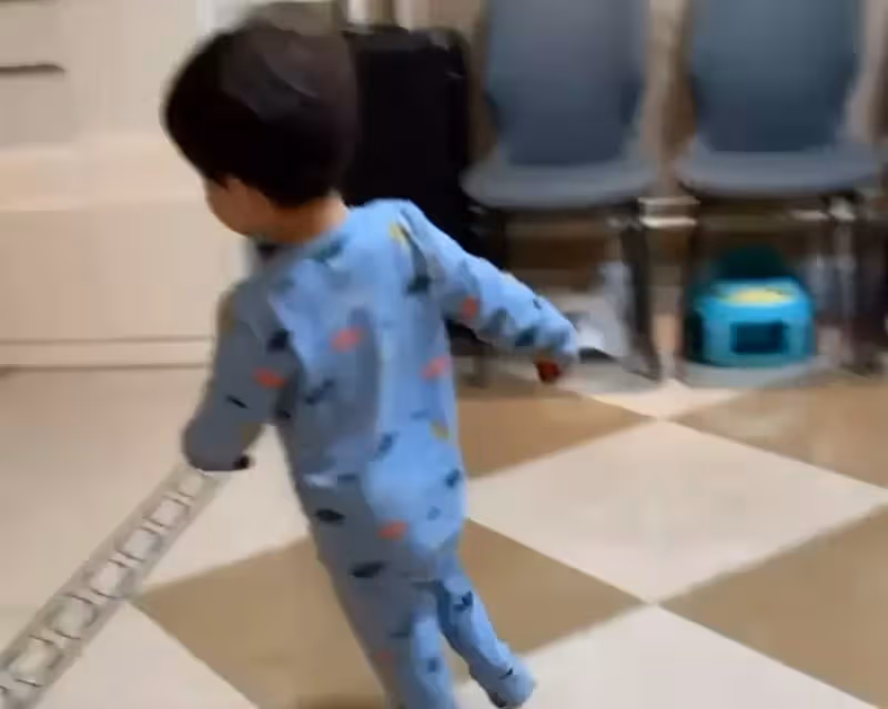 張柏芝公開幼子近照,頭髮烏黑根本沒有「混血特徵」, 竟然與謝霆鋒小時候出奇相似,網:簡直複製了
