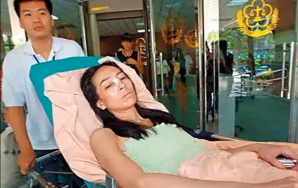 兩嫁豪門獲70億身家,後又嫁3任小鮮肉老公被家暴,60歲放棄一切出家,皈依佛門