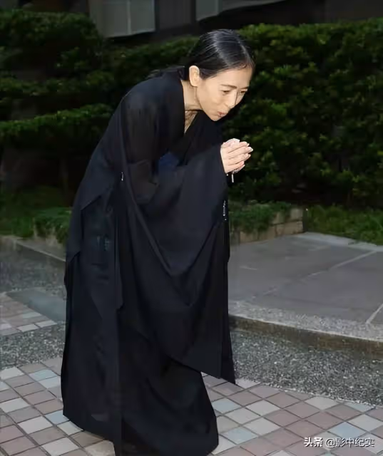 兩嫁豪門獲70億身家,後又嫁3任小鮮肉老公被家暴,60歲放棄一切出家,皈依佛門