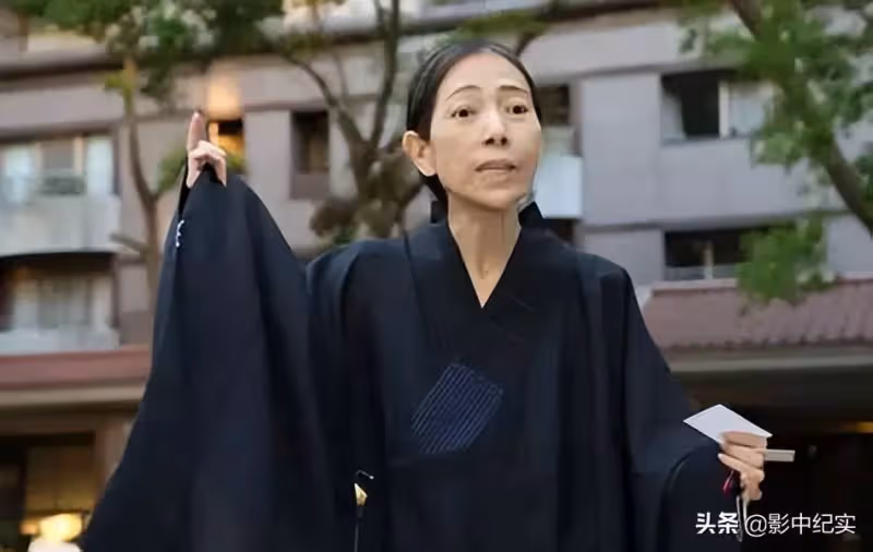 兩嫁豪門獲70億身家,後又嫁3任小鮮肉老公被家暴,60歲放棄一切出家,皈依佛門