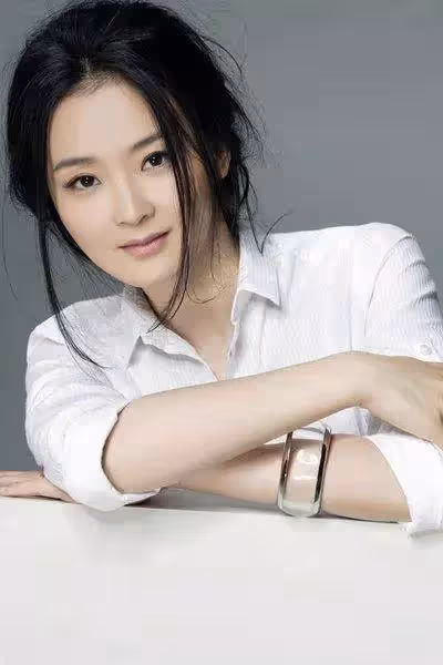 23歲嫁豪門當後媽，跪地給皇族婆婆洗腳，被親兒罵豬頭，今重拾事業活出自己.