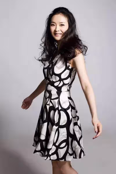 23歲嫁豪門當後媽，跪地給皇族婆婆洗腳，被親兒罵豬頭，今重拾事業活出自己.