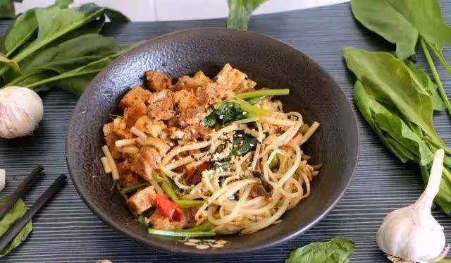 自製沙茶牛肉燜米粉，咸香開胃，好吃到停不下來，別有一番風味