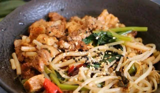 自製沙茶牛肉燜米粉，咸香開胃，好吃到停不下來，別有一番風味
