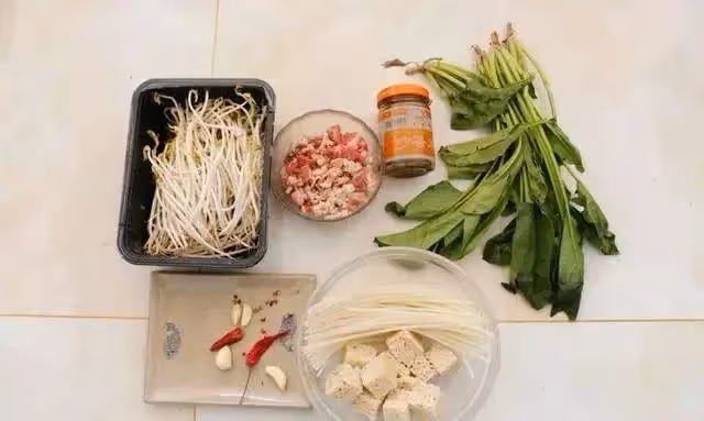 自製沙茶牛肉燜米粉，咸香開胃，好吃到停不下來，別有一番風味