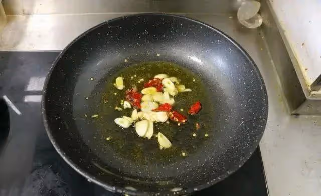 自製沙茶牛肉燜米粉，咸香開胃，好吃到停不下來，別有一番風味