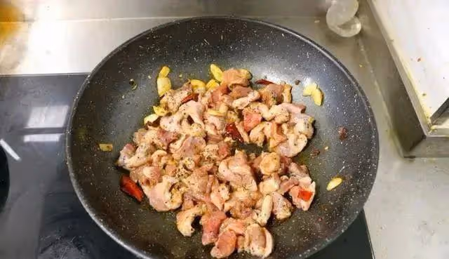 自製沙茶牛肉燜米粉，咸香開胃，好吃到停不下來，別有一番風味