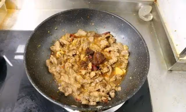 自製沙茶牛肉燜米粉，咸香開胃，好吃到停不下來，別有一番風味