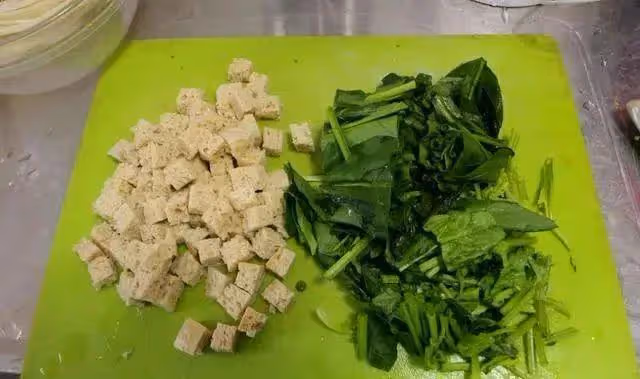 自製沙茶牛肉燜米粉，咸香開胃，好吃到停不下來，別有一番風味