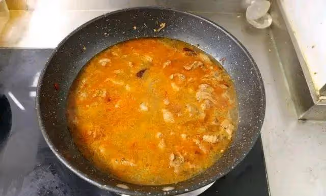 自製沙茶牛肉燜米粉，咸香開胃，好吃到停不下來，別有一番風味