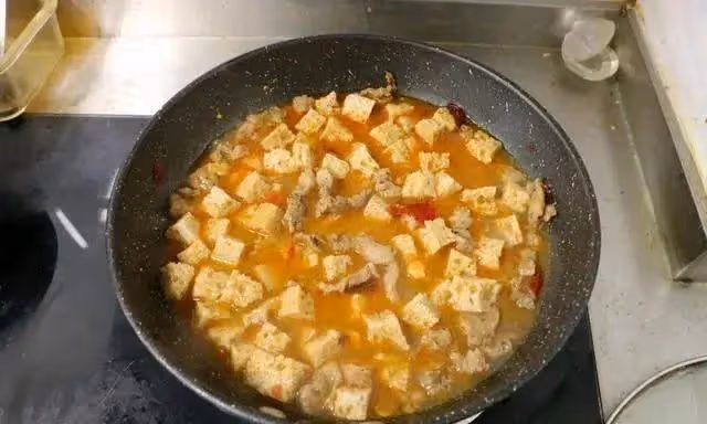 自製沙茶牛肉燜米粉，咸香開胃，好吃到停不下來，別有一番風味